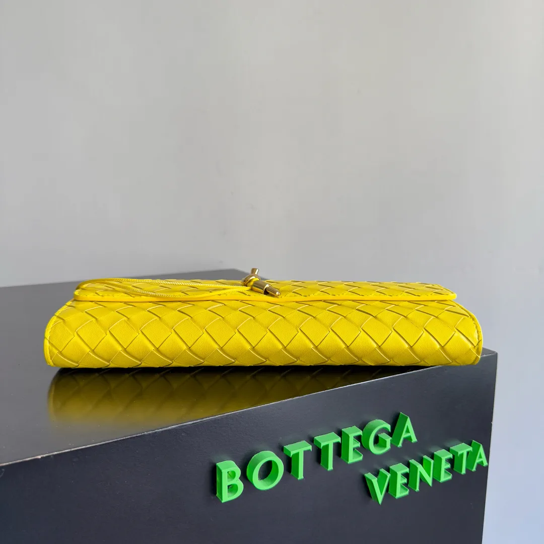 The batch of 1680 BV Andiamo evening handbags has been heavily planted again~ The designer aesthetics in the era of economic downturn are back. I fall in love with it at first sight and can't put it down. It's so beautiful and full of aura. The shape and texture are very competitive. It's light in weight and has sufficient capacity. It's a must-have for fashionistas. It's suitable for many occasions, minimalist, high-end and light luxury. Model No.: 741511 Size: 31*13*3cm